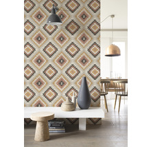 Wohnraum mit gemusterter Tapete im Ethno-Stil