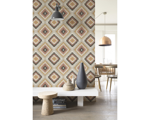 Wohnraum mit gemusterter Tapete im Ethno-Stil