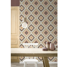 Raumansicht mit gemusterter Tapete, Holztisch und Stuhl