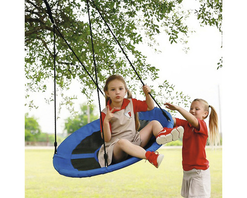 Zwei Mädchen spielen mit einer blauen Schaukel, die an einem Baum hängt