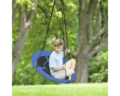 Kind auf einer runden Schaukel im Garten