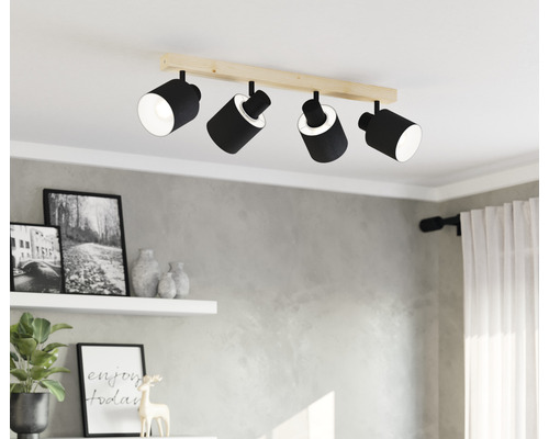 Deckenleuchte mit vier Strahlern in einem Wohnraum.