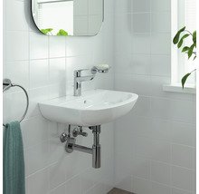 Helles Badezimmer mit Waschbecken, Armatur, Handtuchhalter und Spiegel