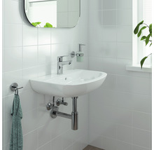 Badezimmer mit Waschbecken, Armatur, Spiegel und Handtuchhalter