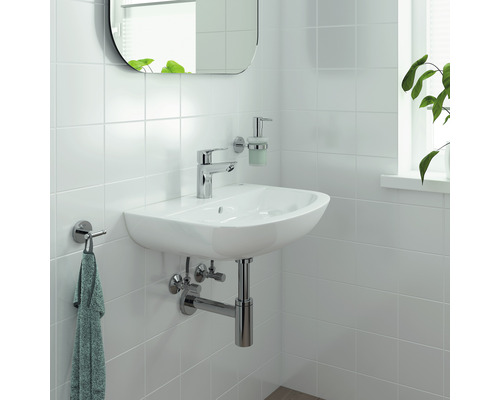 Badezimmer mit Waschbecken, Armatur, Spiegel und Handtuchhalter