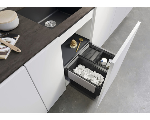 Küchenszene mit Mülleimer-Auszug unter der Spüle