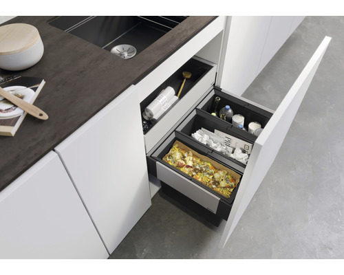 Abfalltrennsystem in einer Küchenzeile mit mehreren Behältern für die Mülltrennung