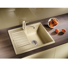Spüle mit Abtropffläche und Wasserhahn auf einer Küchentheke