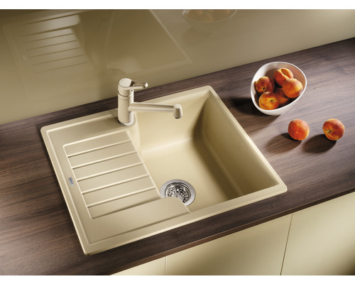 Spüle mit Abtropffläche und Wasserhahn auf einer Küchentheke
