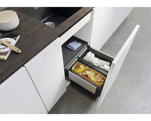 Mülltrennsystem in einer modernen Küche mit weißen Schränken