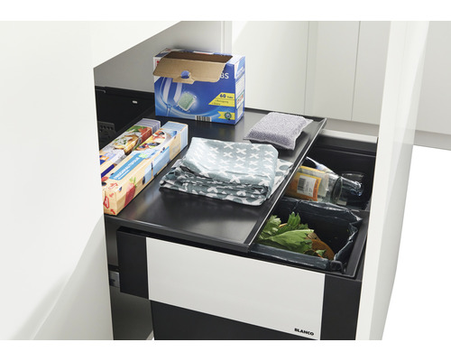 Küchenschrankauszug mit Mülltrennsystem und Küchenutensilien