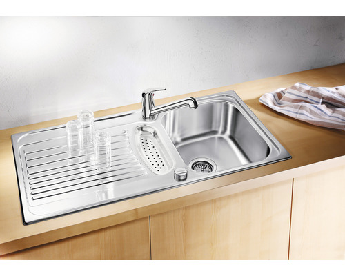 Spüle aus Edelstahl mit Abtropffläche und Armatur