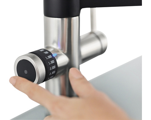 Eine Hand bedient den Drehknopf einer Armatur.