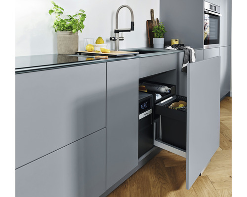 Graue Küchenzeile mit eingebautem Mülleimer unter der Spüle