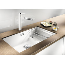 Küchenspüle mit Spültischarmatur, Abtropfbecken und Speisenarrangements
