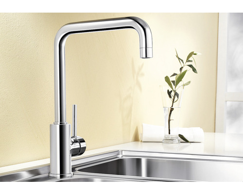 Küchenarmatur aus Metall am Spültisch