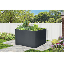 Hochbeet aus Metall im Garten mit Pflanzen