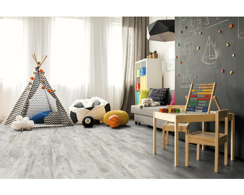 Kinderzimmer mit Spielzelt, Sitzsack und Kindertisch auf hellem Holzboden