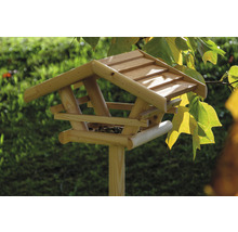 Vogelhaus aus Holz auf einem Pfosten