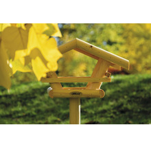 Holzvogelhaus auf einer Stange im Garten