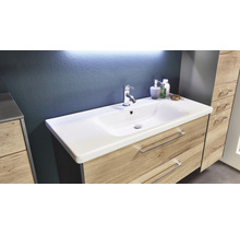 Waschtischunterschrank mit Waschbecken und Armatur im Badezimmer