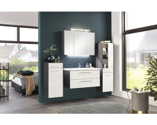 Modernes Badezimmerensemble mit Waschtisch, Spiegelschrank und Hochschrank für stilvolle Badgestaltung