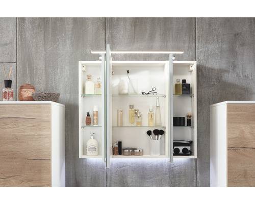 Offener Spiegelschrank mit Beleuchtung und Glasablagen im Badezimmer