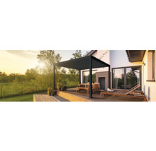 Überdachte Terrasse mit Pergola, Tisch, Bänken und Liegestühlen