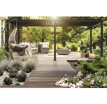 Terrasse mit Pergola, Sitzgruppe und Hängesessel in einem Garten.