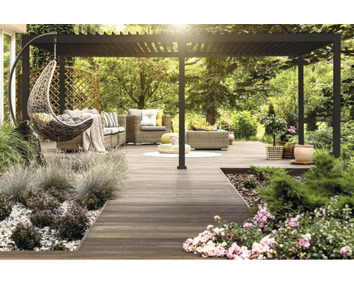 Pergola Mirador Deluxe Pfostenstärke 11 x 11 cm 300 x 600 x 250 cm anthrazit Terrasse mit Pergola, Sitzgruppe und Hängesessel in einem Garten.