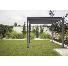 Freistehende Terrassenüberdachung aus Metall in einem Garten mit Rasenfläche