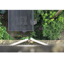 Ansicht von oben auf einen Garten mit einer Terrassenüberdachung aus Aluminium und Gartenmöbeln.