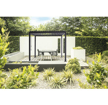 Pergola mit Esstisch und Stühlen im Garten