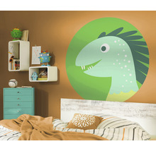 Kinderzimmer mit Wandtattoo Dinosaurier, Bett, Kommode und Regalen