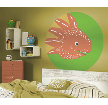 Kinderzimmer mit Wandtattoo, Regalen, Kommode und Bett.