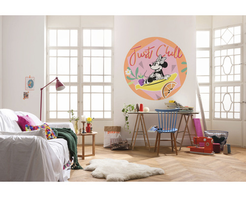Wohnraum mit Sofa, Schreibtisch und Minnie Maus Wandtattoo mit der Aufschrift Just Chill