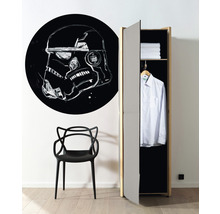 Zimmeransicht mit Stuhl, Wandtattoo und geöffnetem Kleiderschrank mit Hemd und Handtüchern