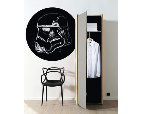 Zimmeransicht mit Stuhl, Wandtattoo und geöffnetem Kleiderschrank mit Hemd und Handtüchern