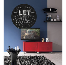 Dekoratives Wohnzimmer mit Star Wars Motiven, darunter ein Wandtattoo, Regale mit Figuren und ein roter Schrank unter einem Fernseher.