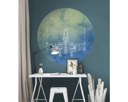 Raum mit Schreibtisch, Lampe und Wandtattoo mit Raumschiffmotiv