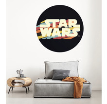 Wohnzimmer mit Star Wars Wandtattoo, Sessel und Beistelltisch