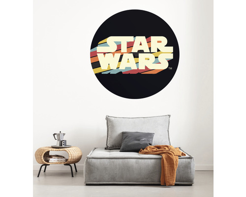 Wohnzimmer mit Star Wars Wandtattoo, Sessel und Beistelltisch