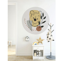 Dekoratives Kinderzimmer mit Wandtattoo von Winnie Puuh, Nachttisch und Garderobe.