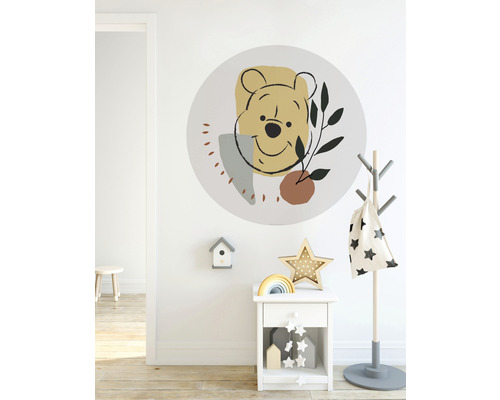 Dekoratives Kinderzimmer mit Wandtattoo von Winnie Puuh, Nachttisch und Garderobe.