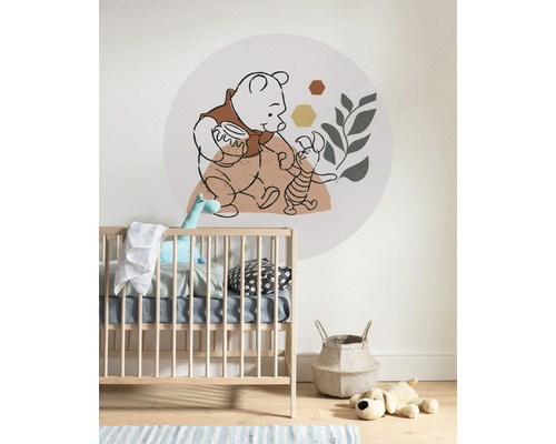 Kinderzimmer mit Wandtattoo, Kinderbett und Dekoration