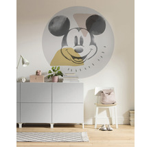 Wohnraum mit Kommode, Stuhl und Wandtattoo mit Mickey Mouse Motiv