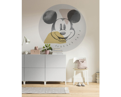 Wohnraum mit Kommode, Stuhl und Wandtattoo mit Mickey Mouse Motiv