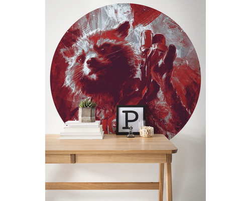 Runde Wanddekoration mit Waschbär-Motiv über einem Schreibtisch