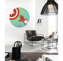 Helles Wohnzimmer mit Sessel, Beistelltischen, Stehlampe und Wandbild