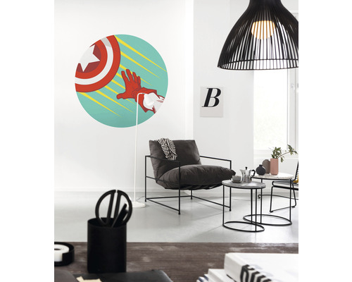 Helles Wohnzimmer mit Sessel, Beistelltischen, Stehlampe und Wandbild